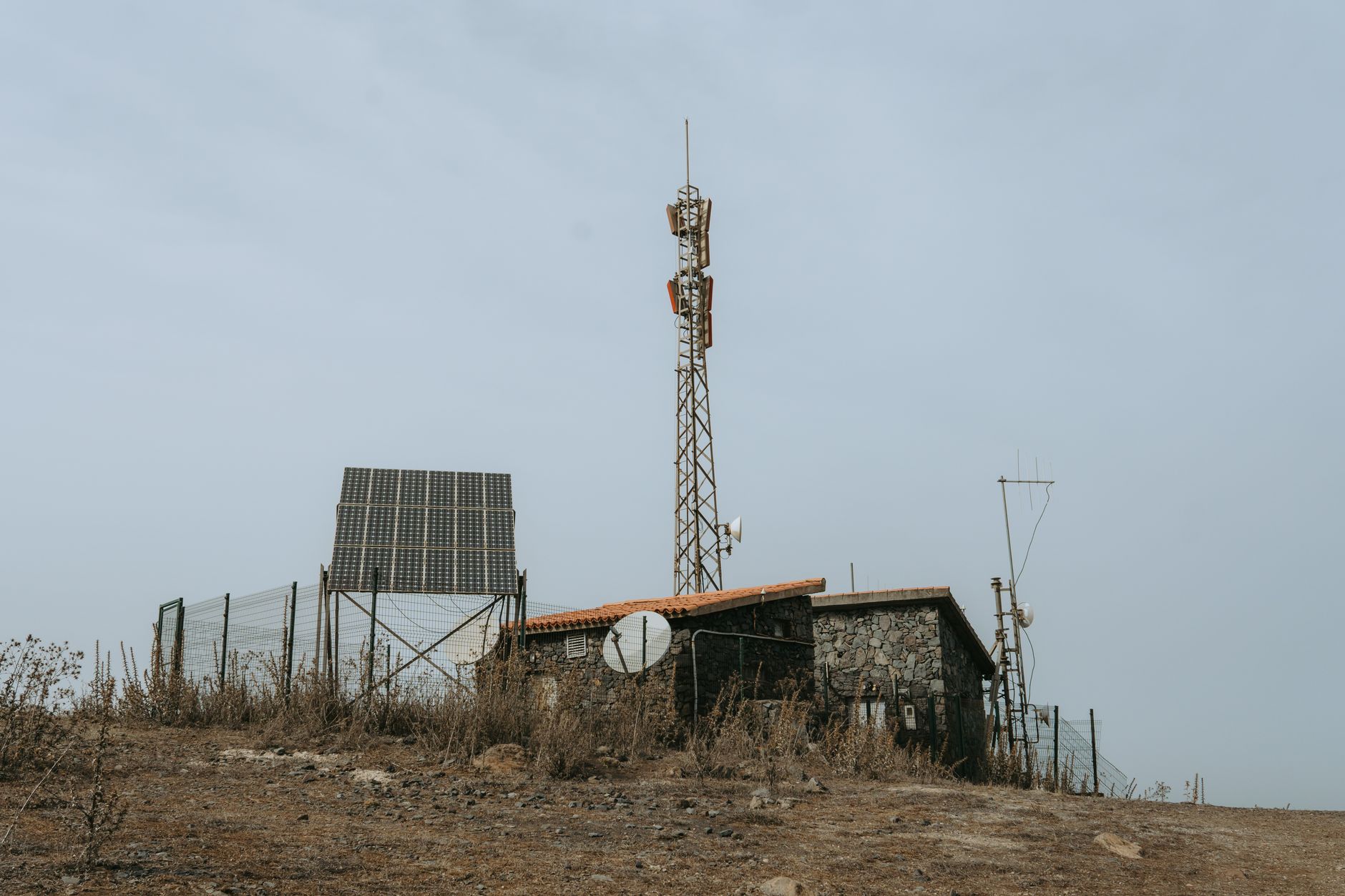 Satellitenschüssel auf einer abgelegenen Insel, symbolisiert teure Internetanbindung.