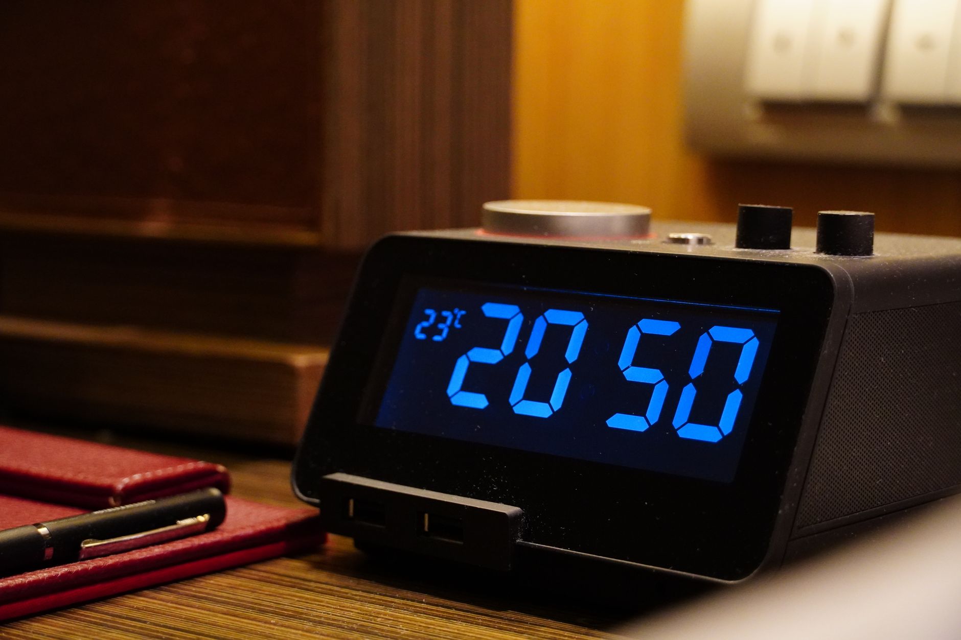 A digital clock display showing a countdown to an expiry time, illustrating the validity period of an eSIM.