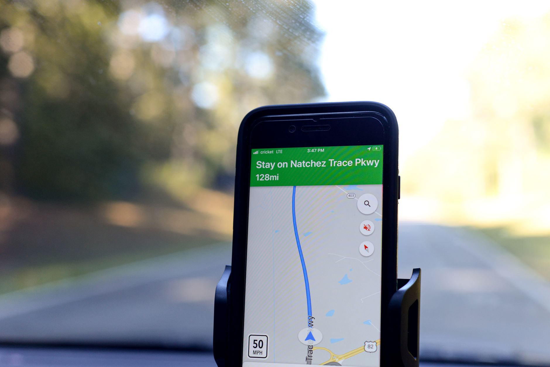 Handy mit Navigations-App auf einer Karte