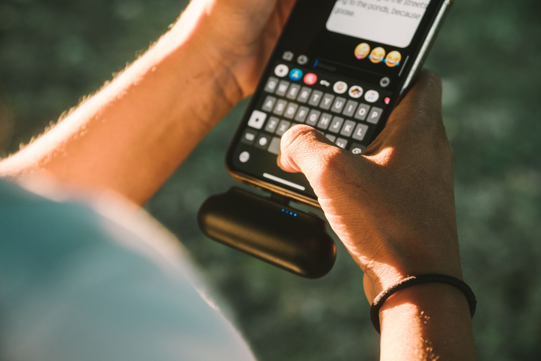 Powerbank lädt ein Smartphone in einem Café