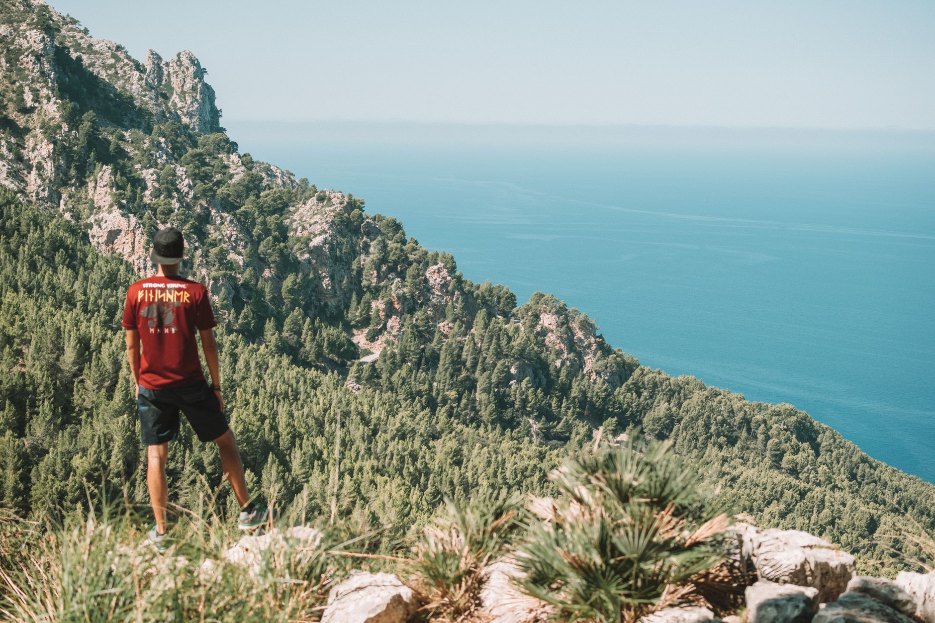 Ein Wanderweg in der Serra de Tramuntana mit Blick auf die Küste und das Meer.