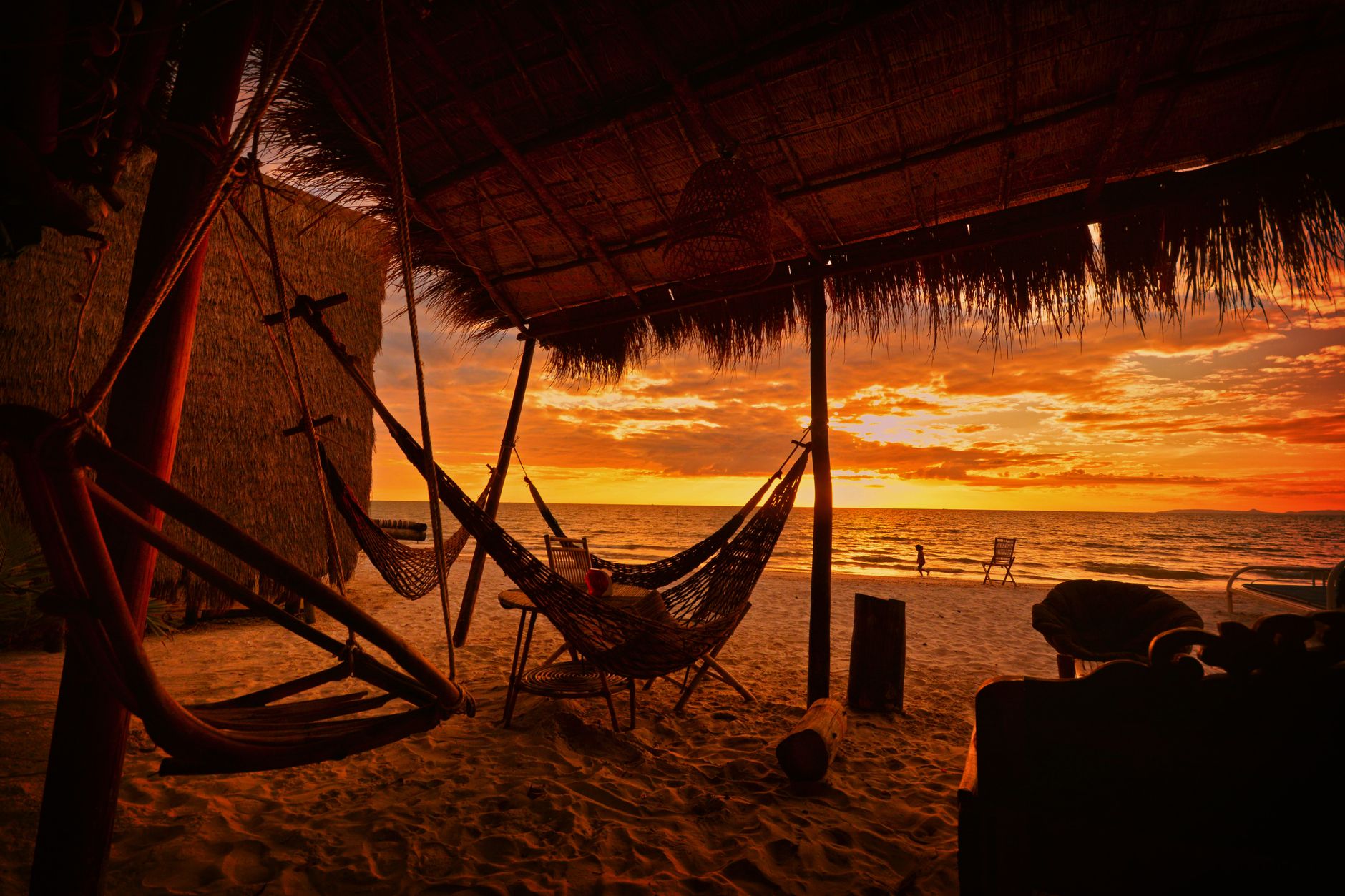 Ein atemberaubender Sonnenuntergang über dem Meer an einem Strand auf Koh Lipe, Thailand.