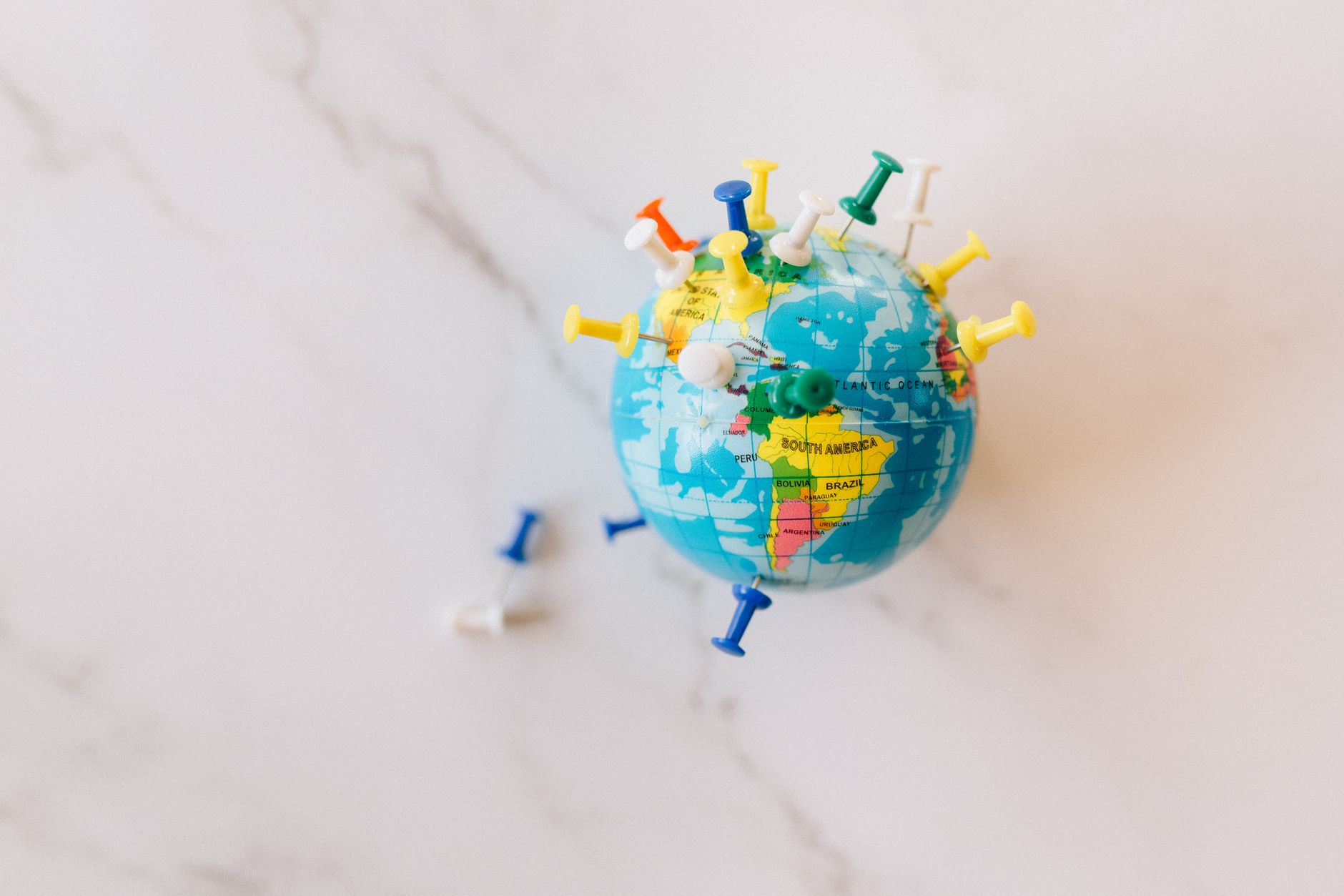 Globale Karte mit Verbindungslinien, die die weltweite Konnektivität und mobile Daten Preise symbolisieren.