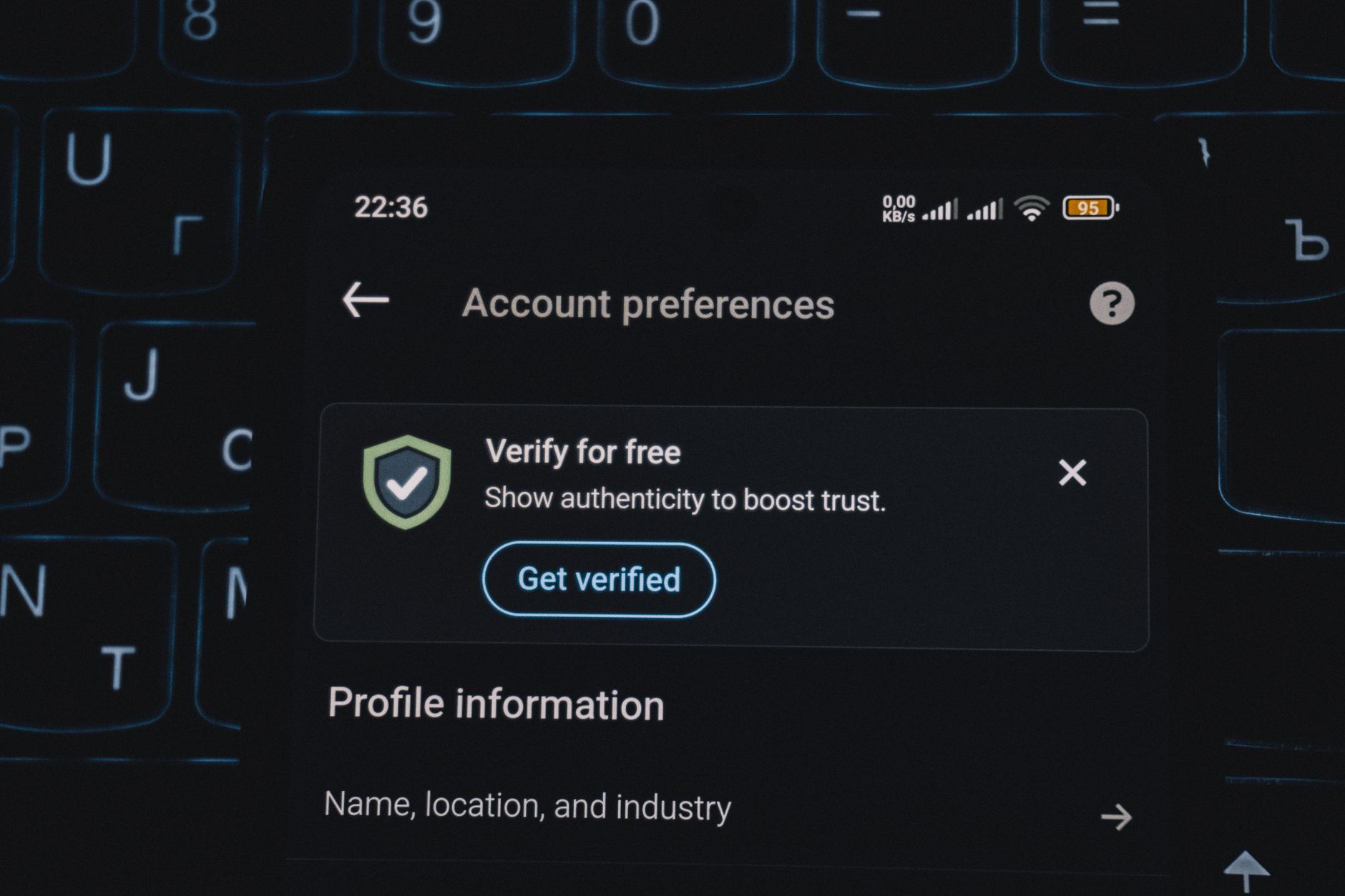 A smartphone screen showing the data roaming toggle in the mobile network settings.