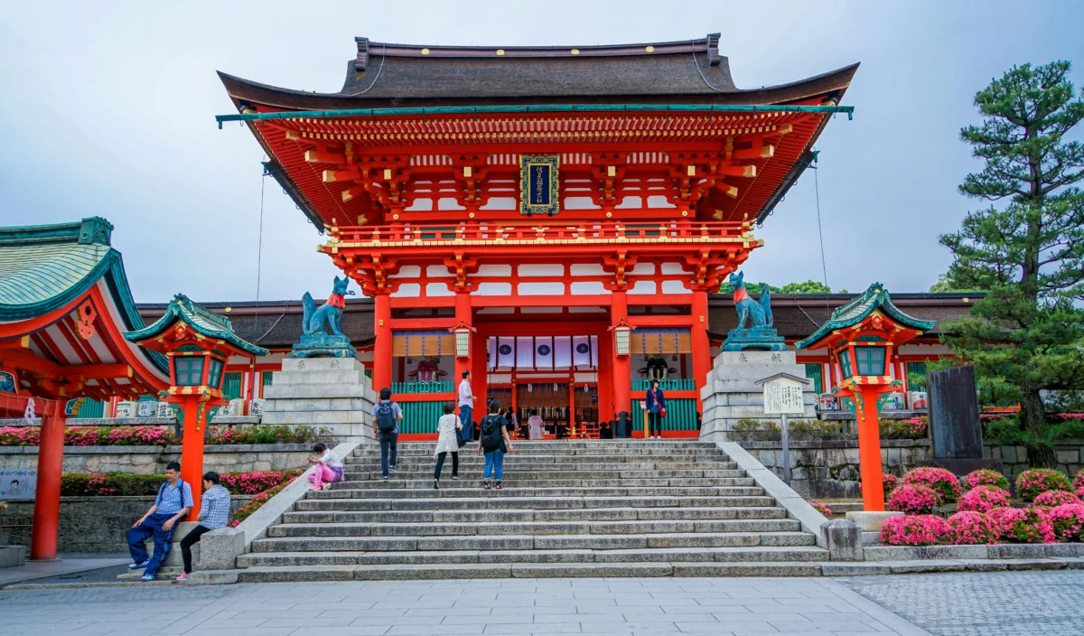 Things to do in Japan Kyoto – Fushimi Inari shrine gates and Kyoto garden paths.