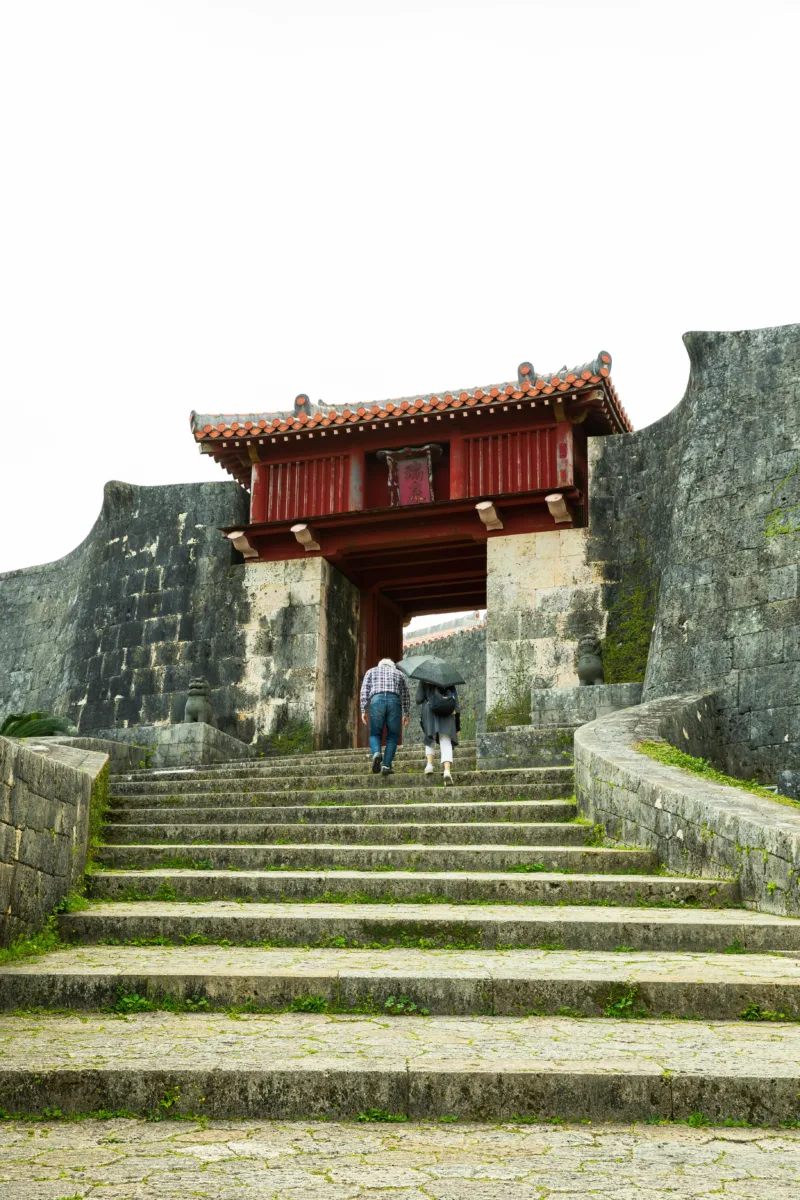 Things to do in Japan Okinawa – Crystal-clear ocean and beach scenery in Okinawa.